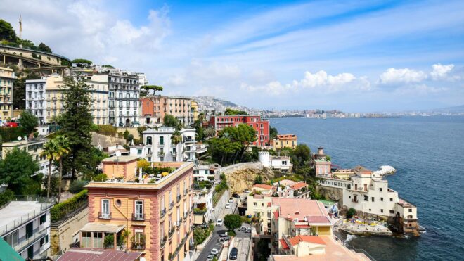 Une vue sur Naples, ouverture sur la mer.