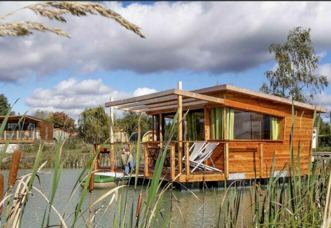 Un hébergement sur l'eau au camping Lodges de Blois-Chambord