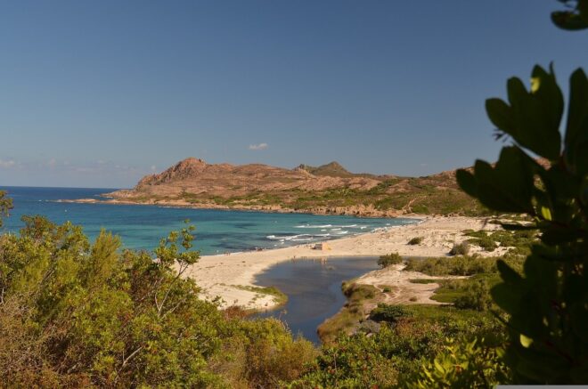 La plage de l'Ostriconi, à Palasca (Haute-Corse).