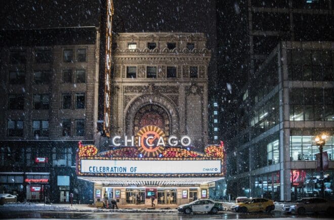 Photo d'illustration. De la neige sur le Chicago Theatre.