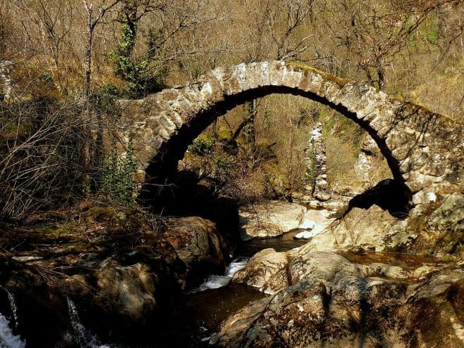 Un pont de pierre en Aveyron.