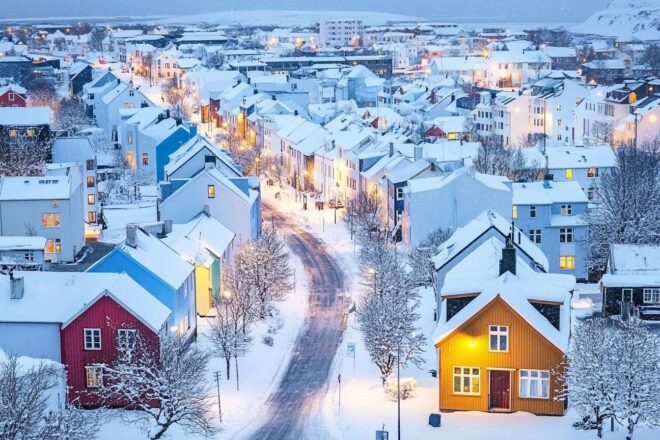 Image d'illustration. Les toits enneigés de reykjavík