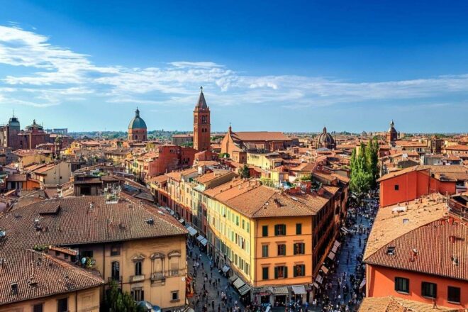 Image d'illustration. Vue panoramique des toits rouges emblématiques de bologne
