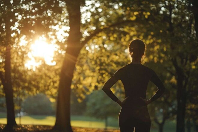 Image d'illustration. Coureur s étirant près du parc serein