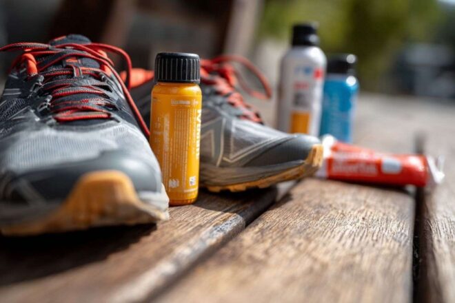 Gros plan sur des chaussures de course avec gels énergétiques