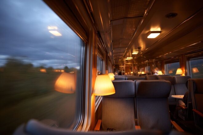 Intérieur de train de nuit avec compartiments confortables