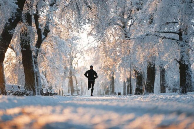 Coureur dans un parc givré