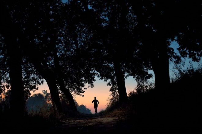 Silhouette d un coureur au crépuscule