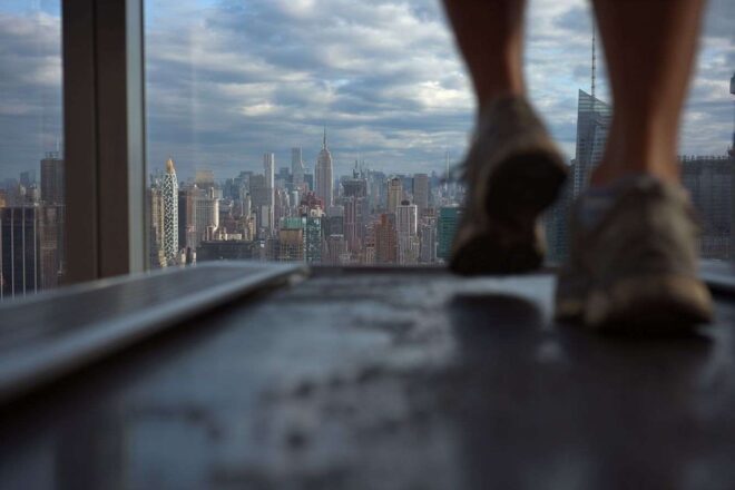 Vue depuis le tapis roulant avec manhattan en arrière plan