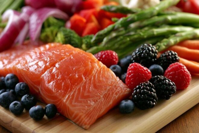 Gros plan de filet de saumon vibrant avec légumes et baies