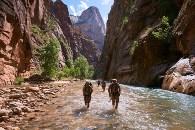 Randonneurs dans la rivière de zion