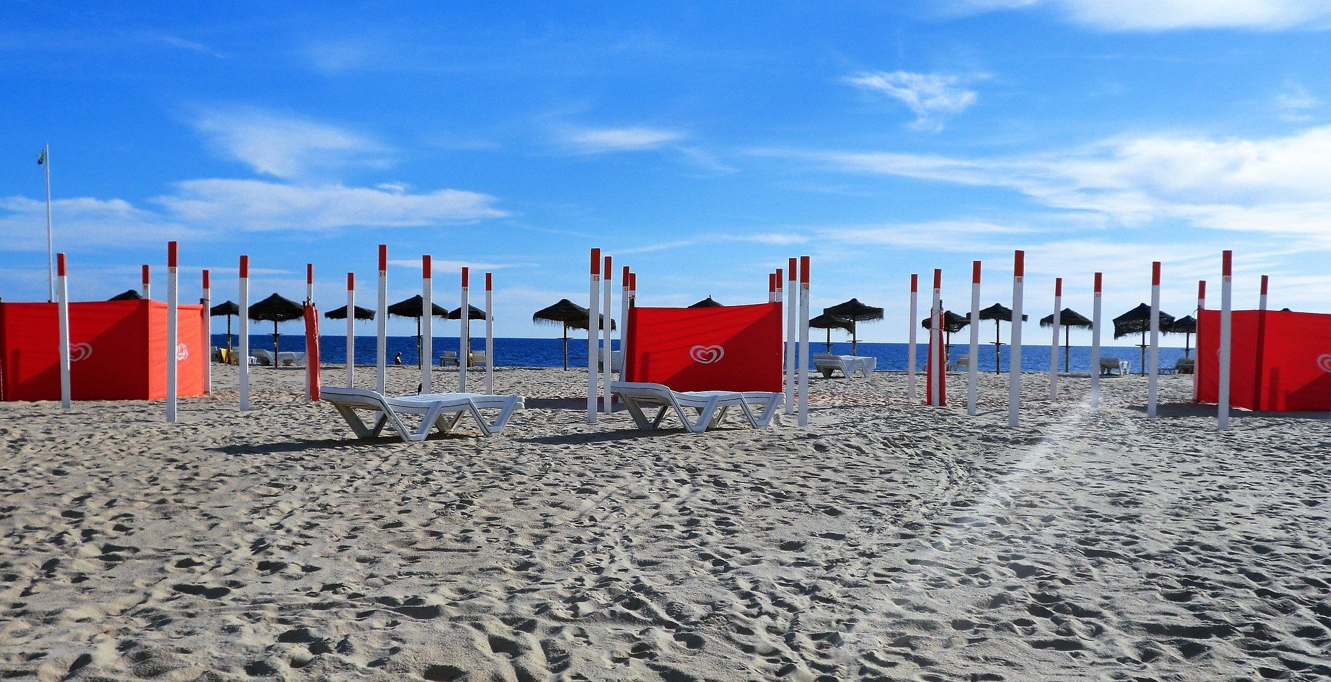 Illustration. Une plage en basse saison.