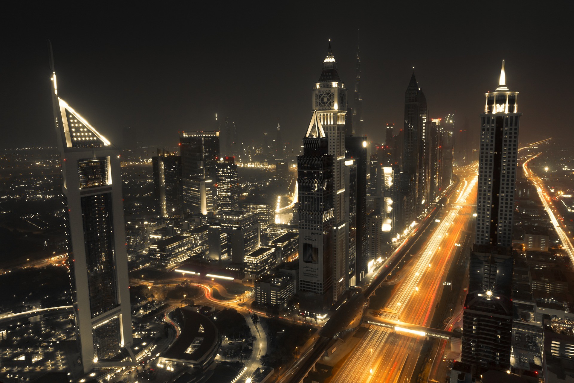 Vue nocturne de Dubaï.