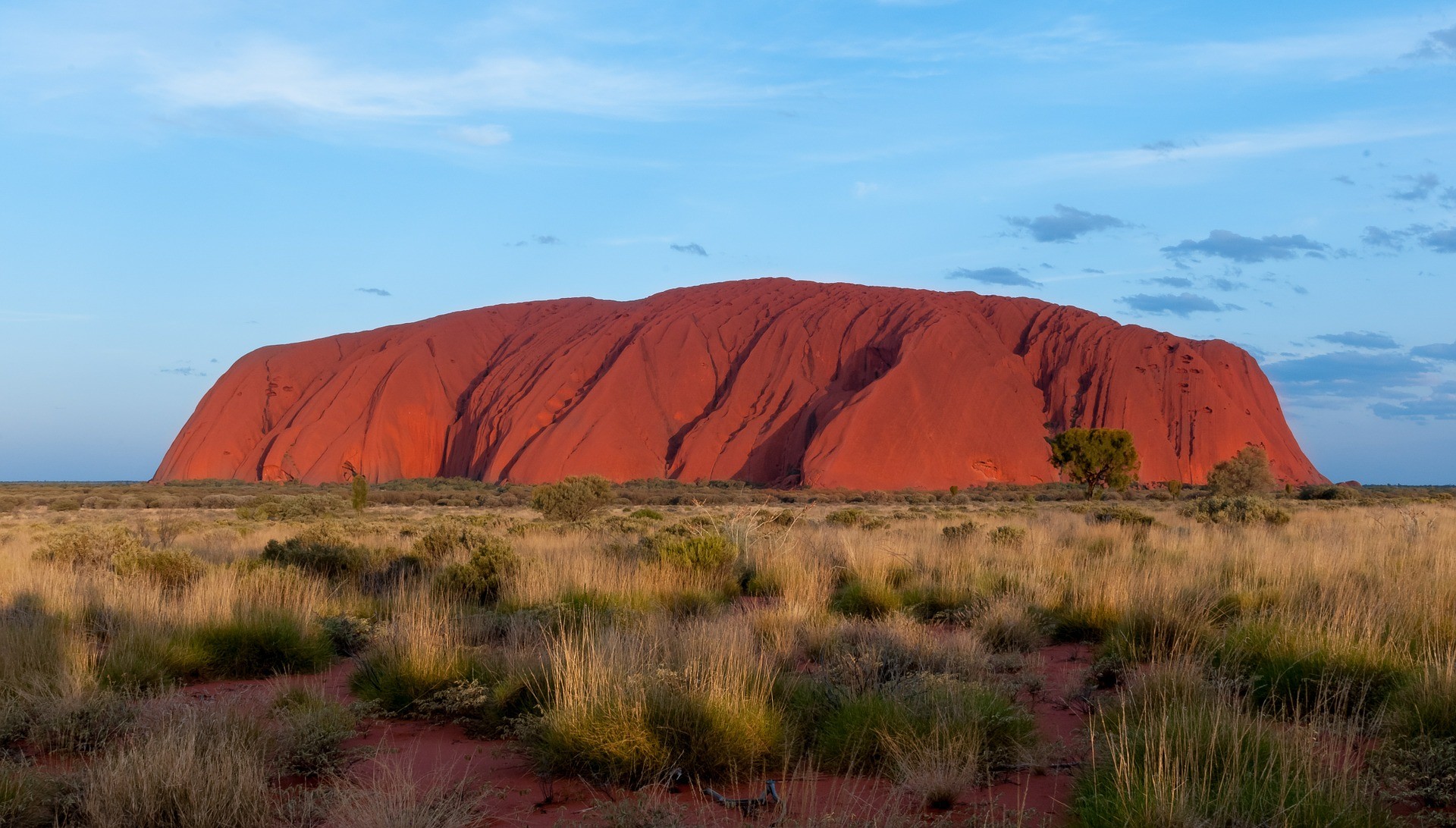 Uluru, formation rocheuse vénérée par les Aborigènes australiens.