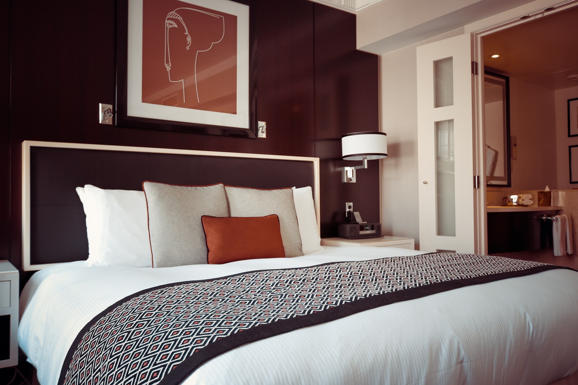 Une chambre d'hôtel.