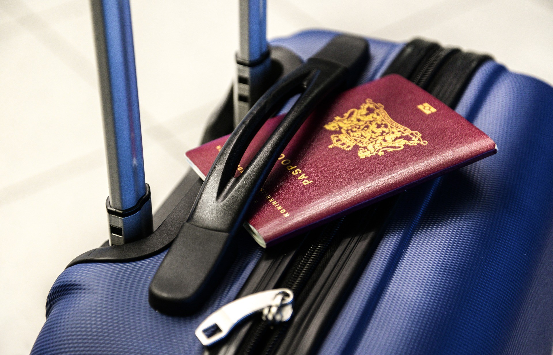 Un passeport, une valise.