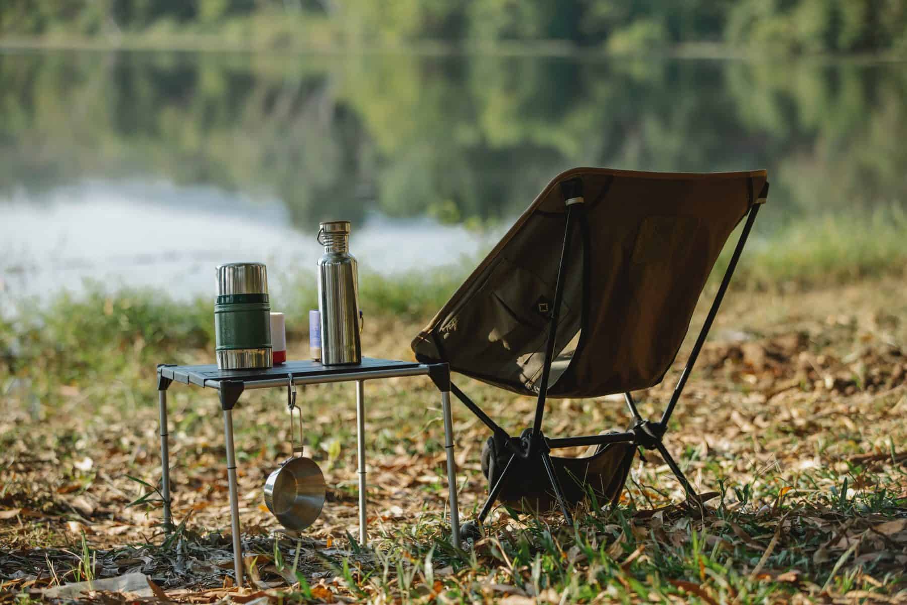 Photo d'illustration. Chaise plainte et petite table de camping.