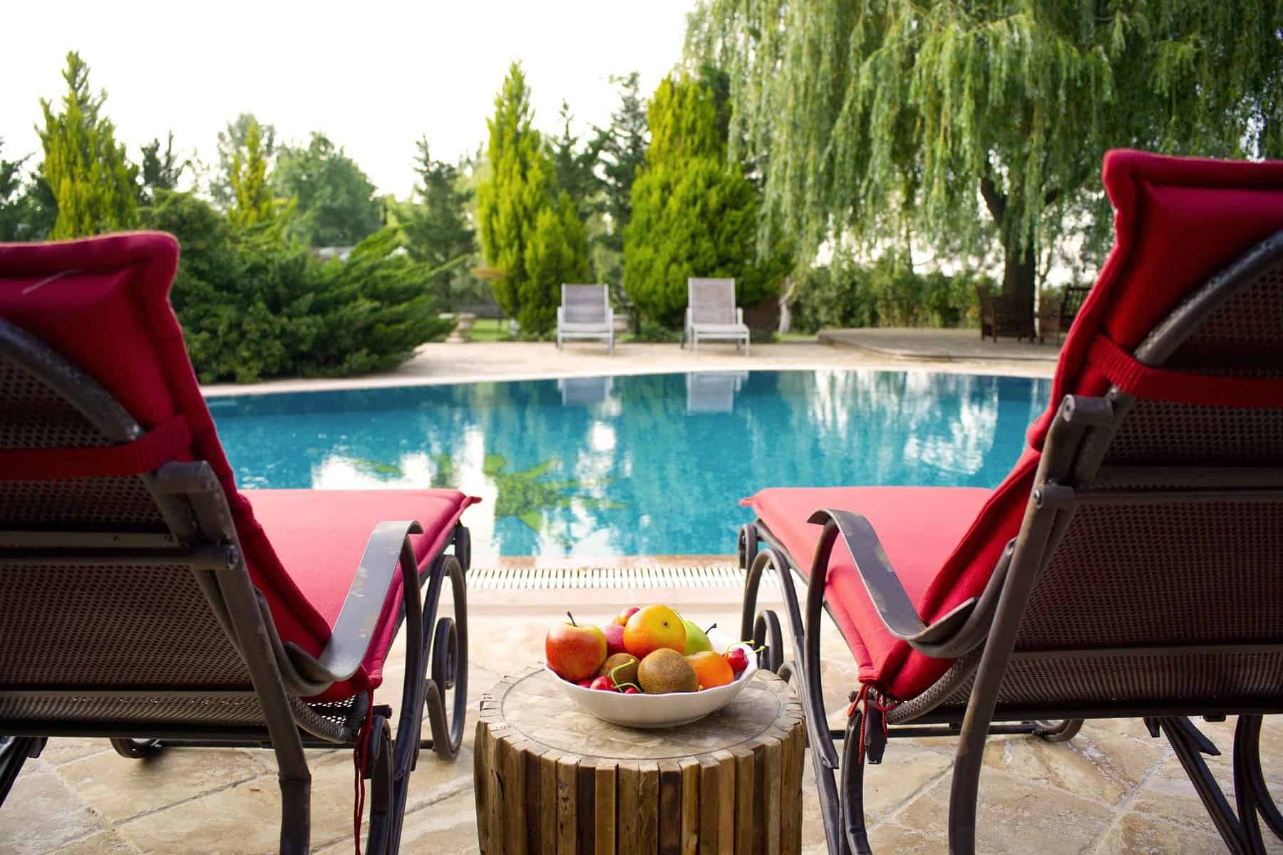 Deux transats au bord d'une piscine.