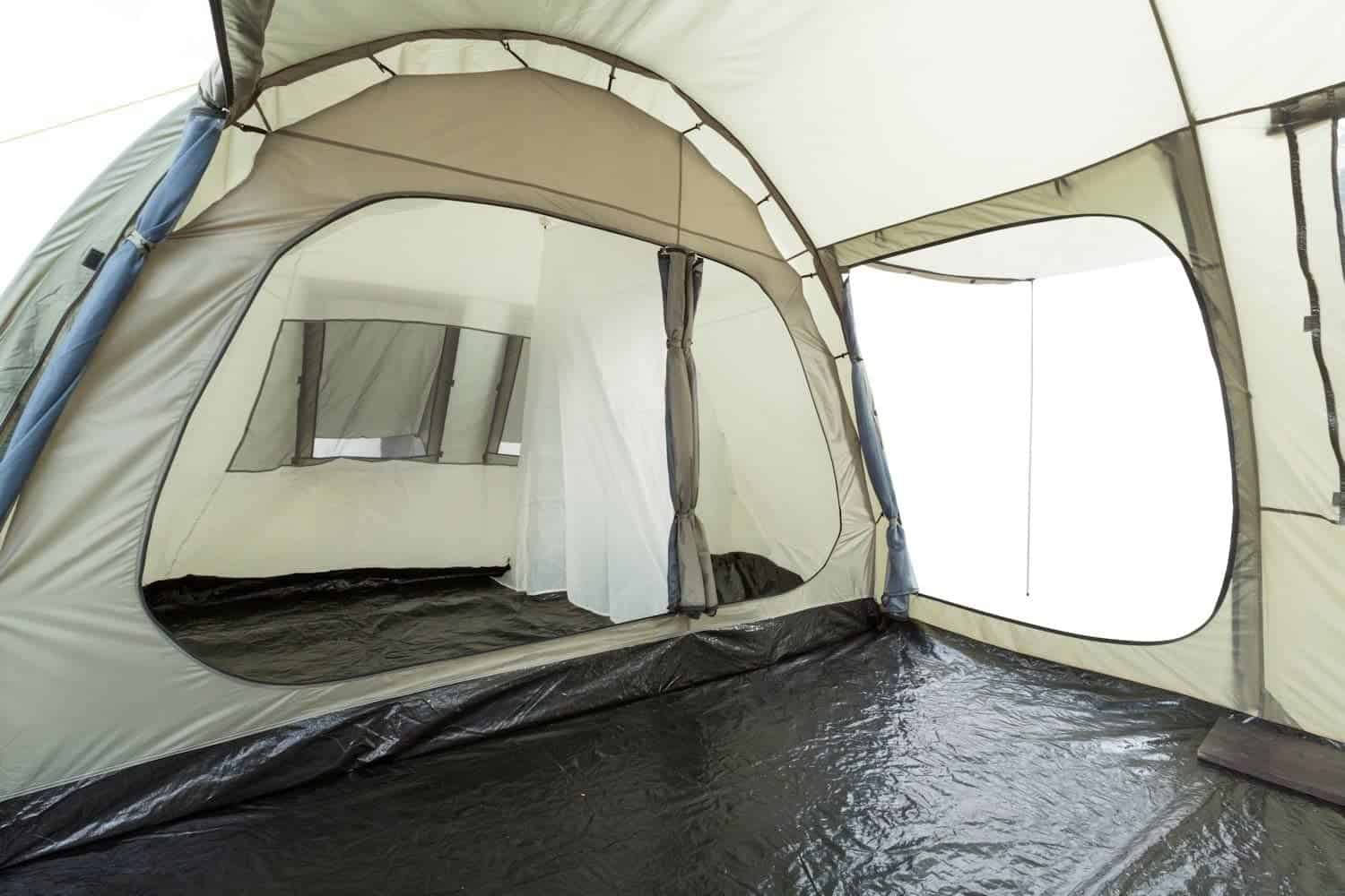 Une tente tunnel de la marque CampFeuer.