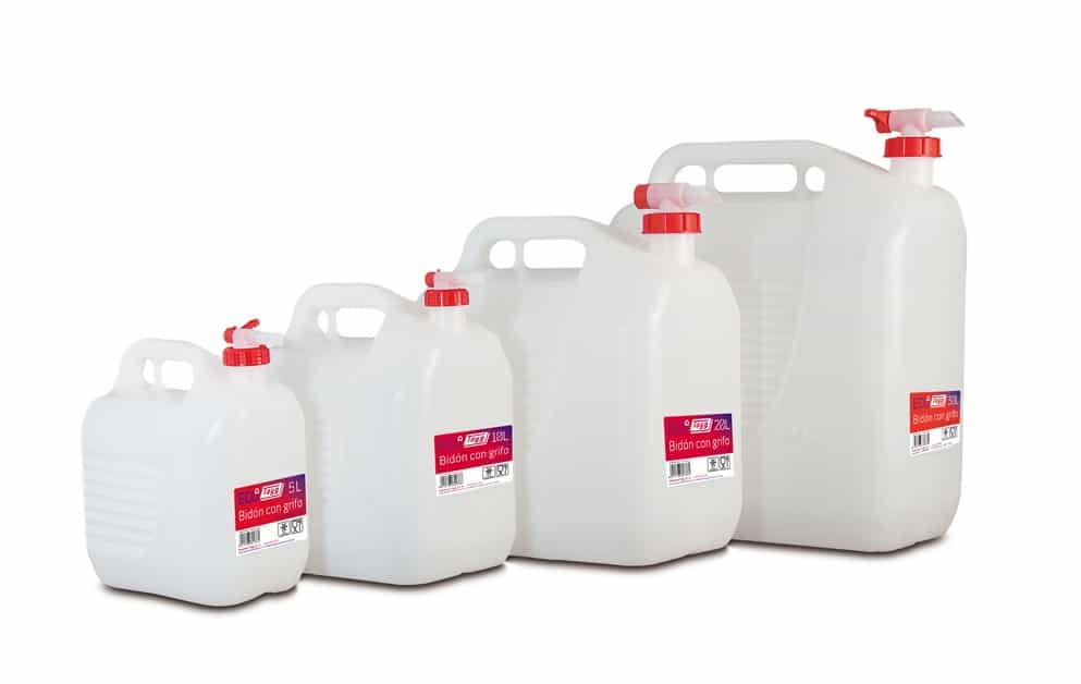 Des bidons de la marque TAYG.