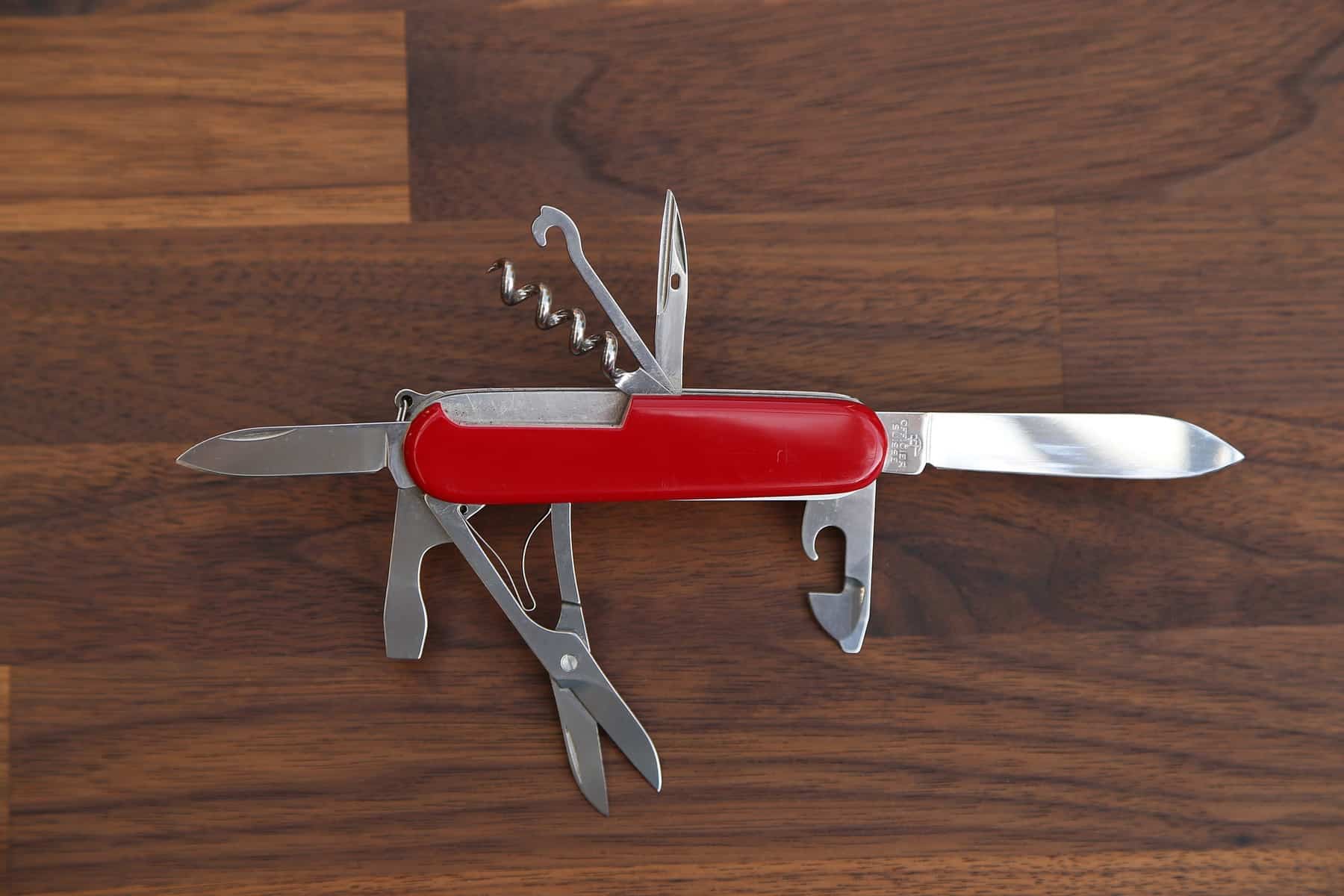 Un couteau de type suisse.