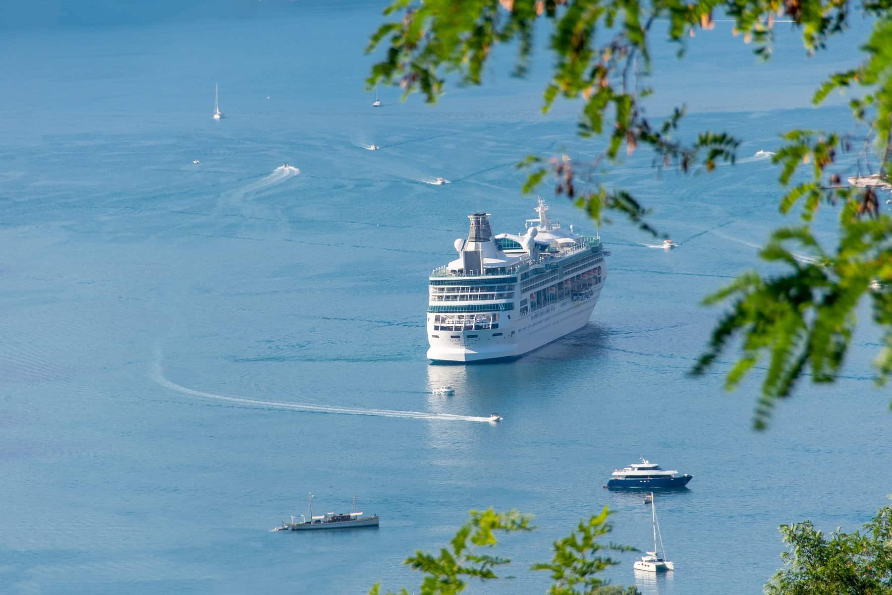 Un bateau de croisière.