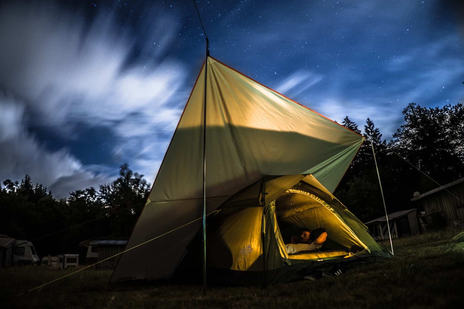 Photo d'illustration. Camping à la belle étoile.