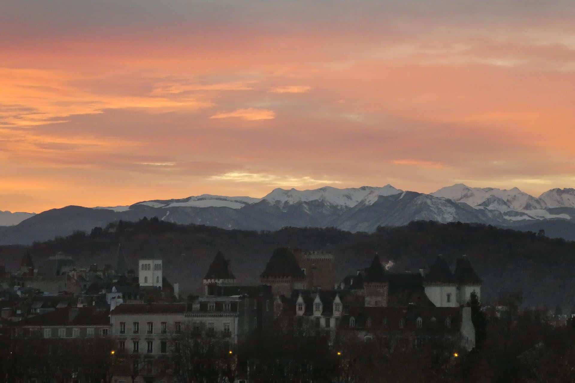 Photo d'illustration. Pau et les Pyrénées.