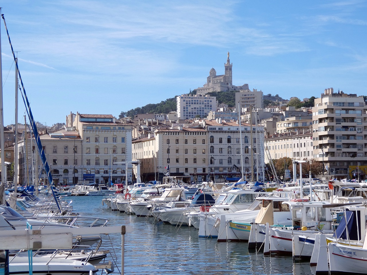 Photo d'illustration. Marseille : le Vieux Port et Notre-Dame de la Garde.