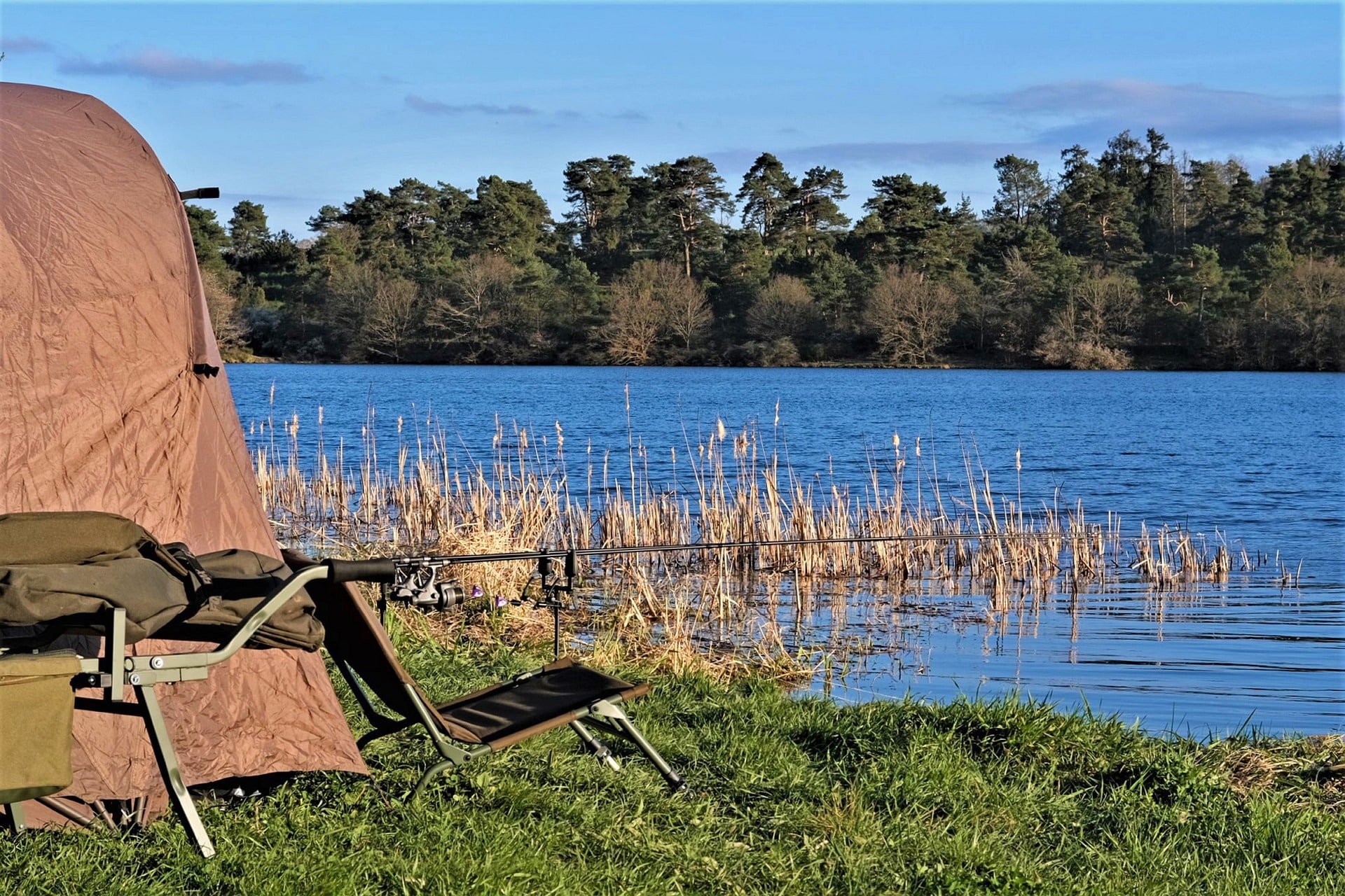Photo d'illustration. Une tente au bord de la rivière.