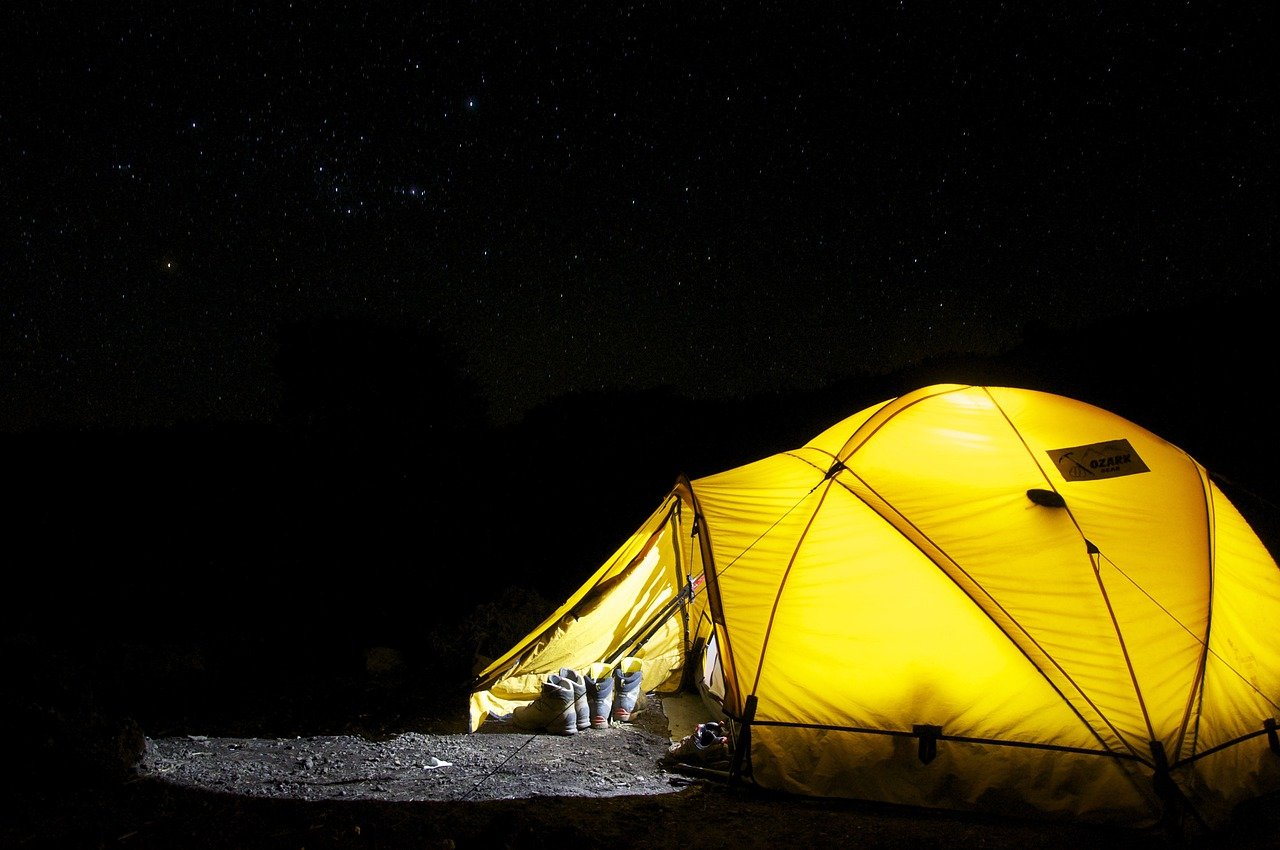 Photo d'illustration. Une tente, la nuit.
