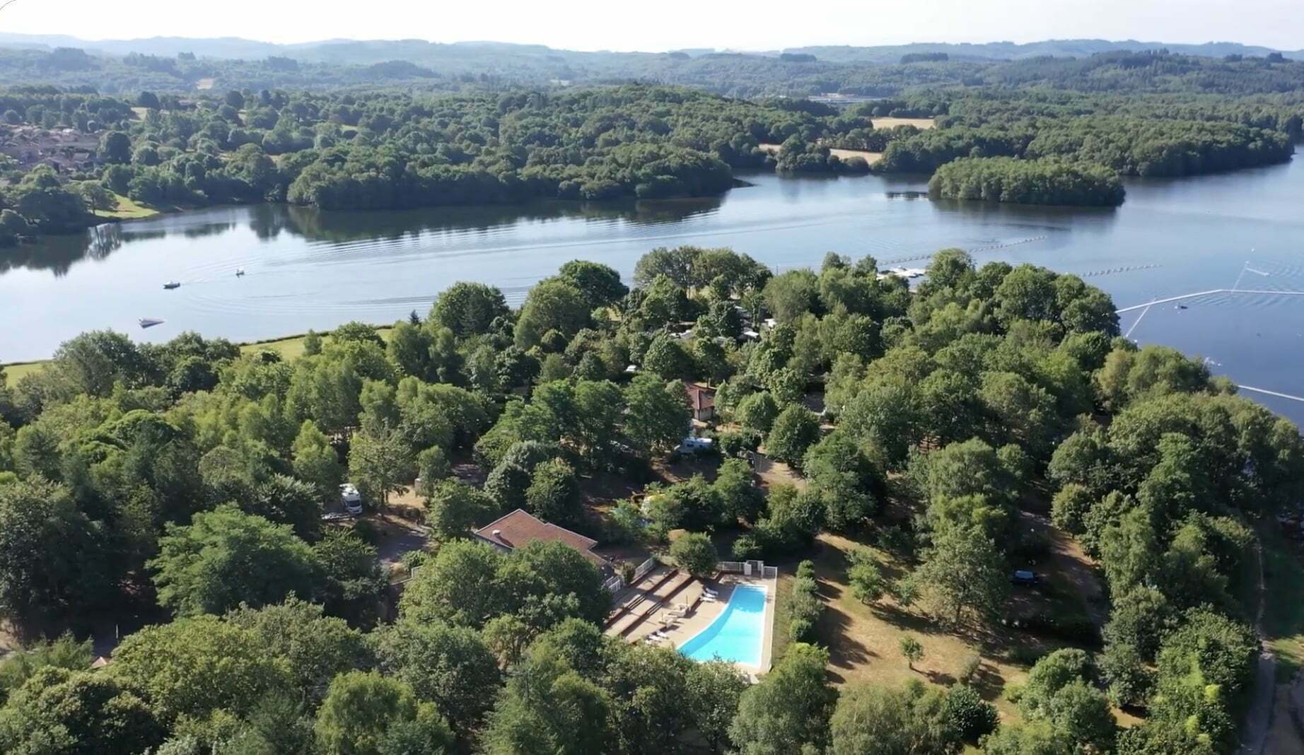 Le camping Fréaudour, au lac Saint-Pardoux (Haute-Vienne).