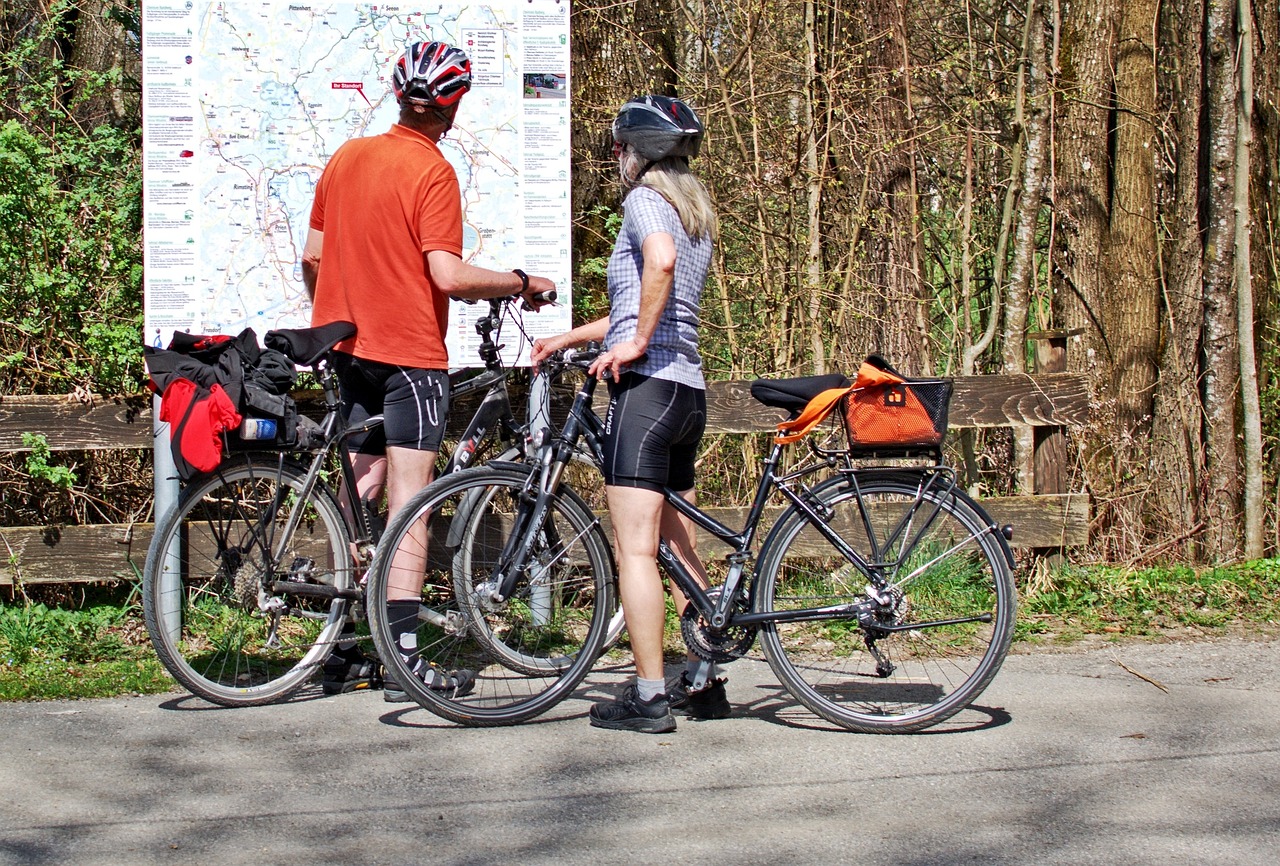 Photo d'illustration. Des cyclotouristes devant un panneau d'information.