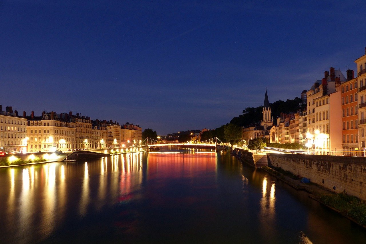 Photo d'illustration. Reflets sur le Rhône, à Lyon.