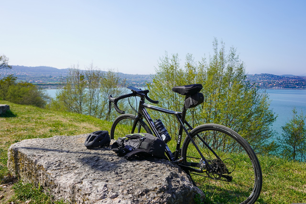 Photo d'illustration. Un vélo de route au bord d'un lac.