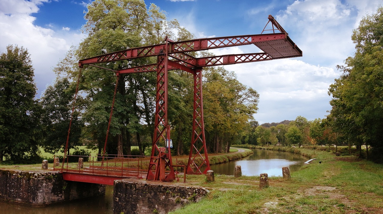 Photo d'illustration. Un pont mobile sur le canal du Nivernais.