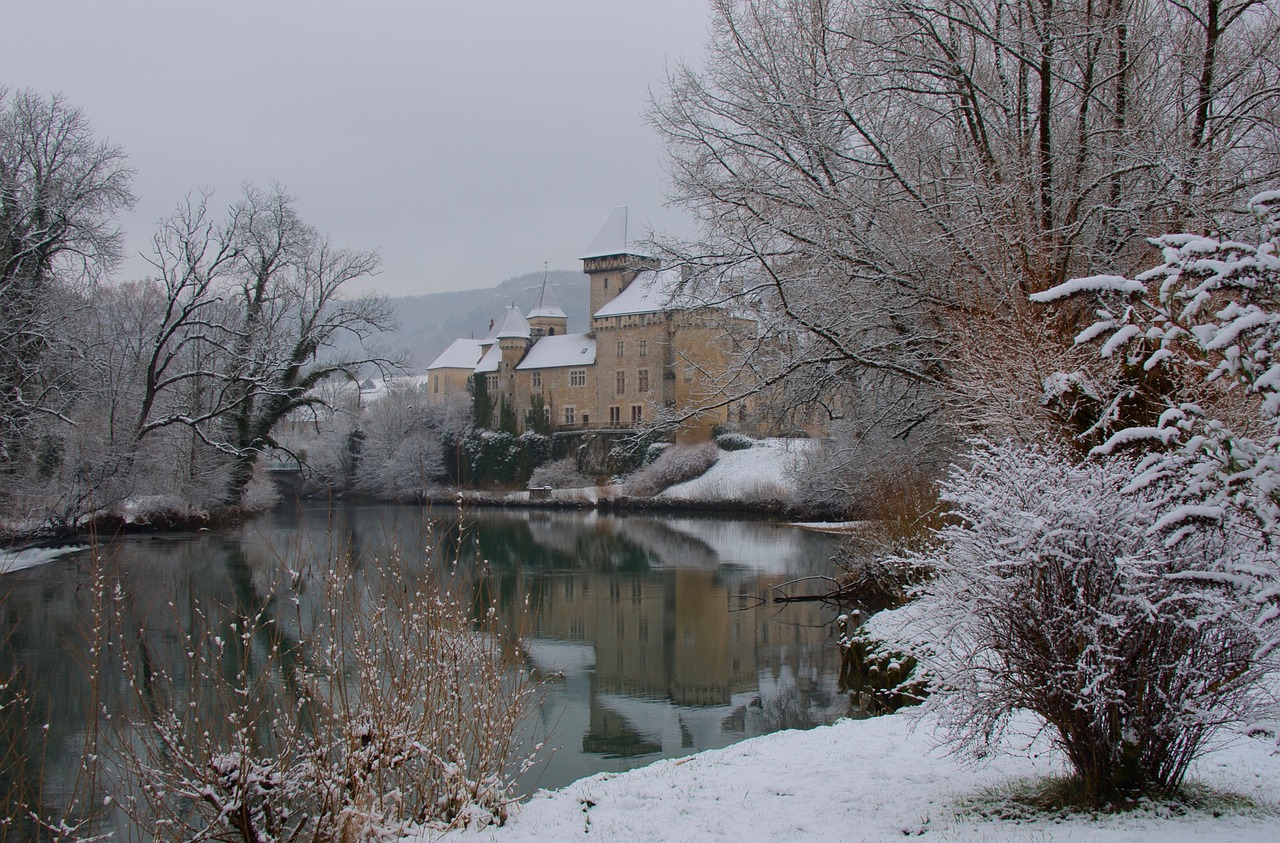 Photo d'illustration. Un château au bord de la Loue.