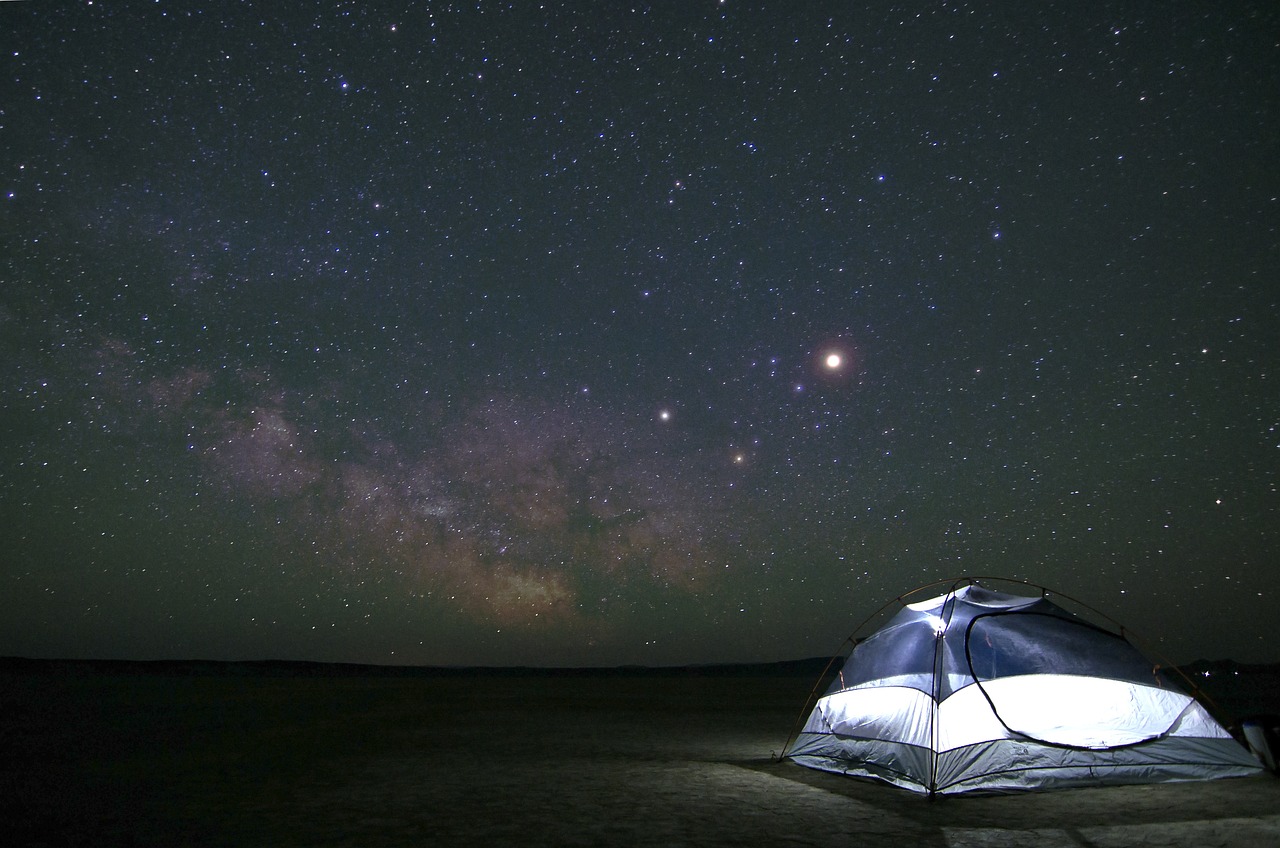 Photo d'illustration. Une tente sous les étoiles.