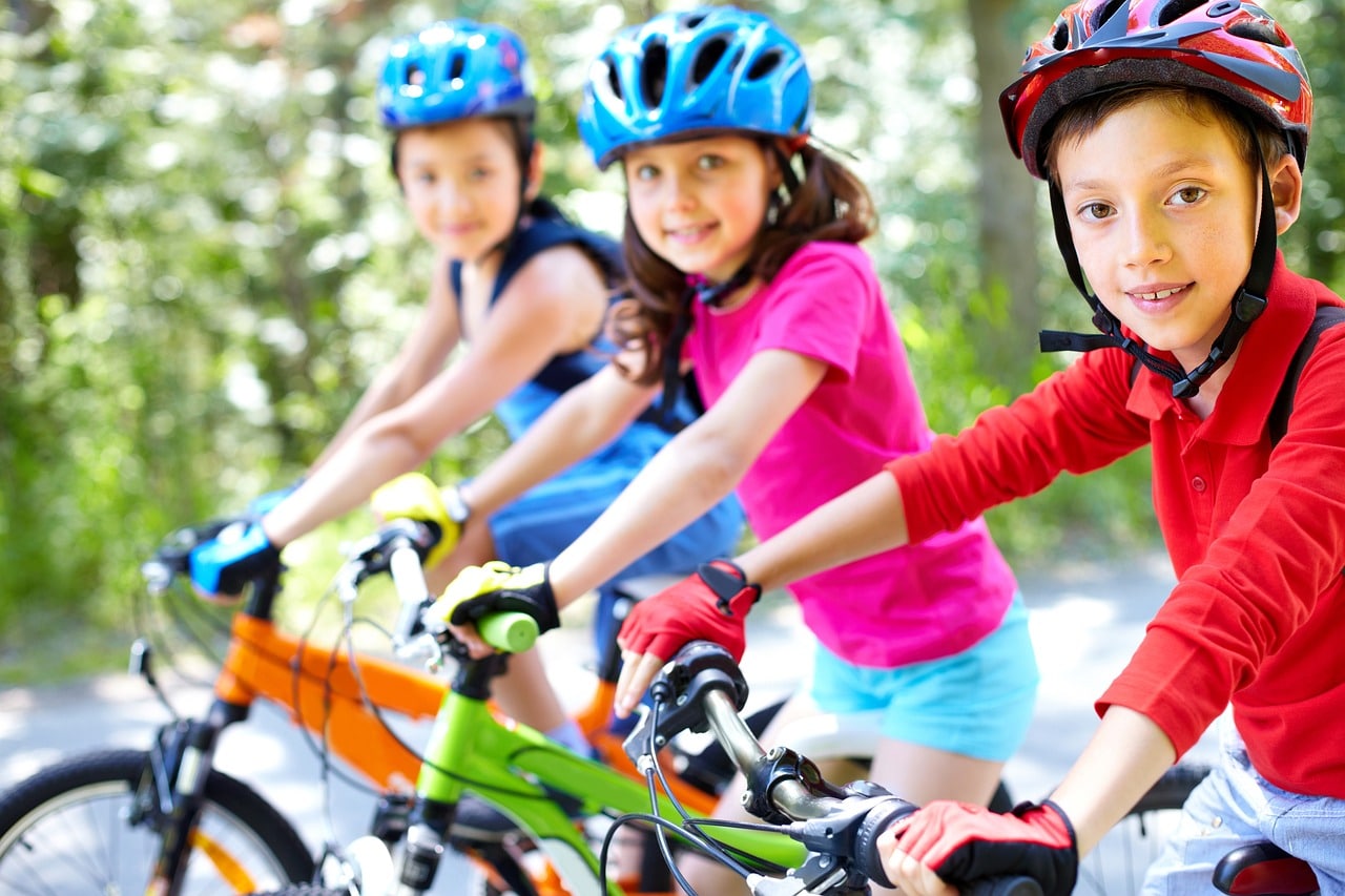 Photo d'illustration. Des enfants à vélo.