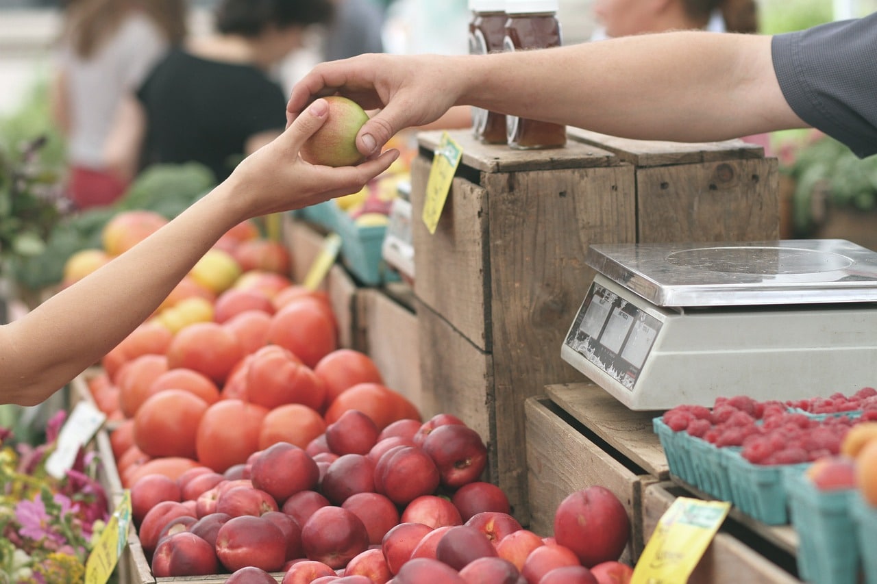 Photo d'illustration. Une transaction dans un marché.