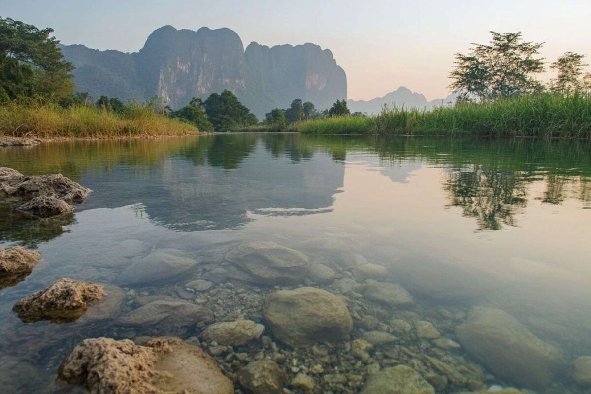 Karsts en calcaire à vang vieng au coucher de soleil