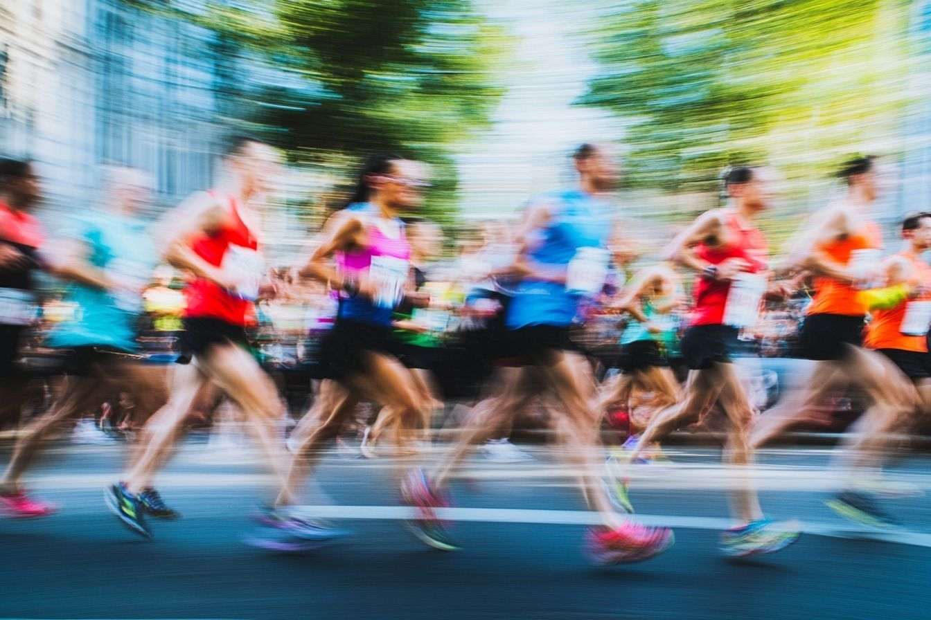 Mouvement flou des coureurs au marathon de londres