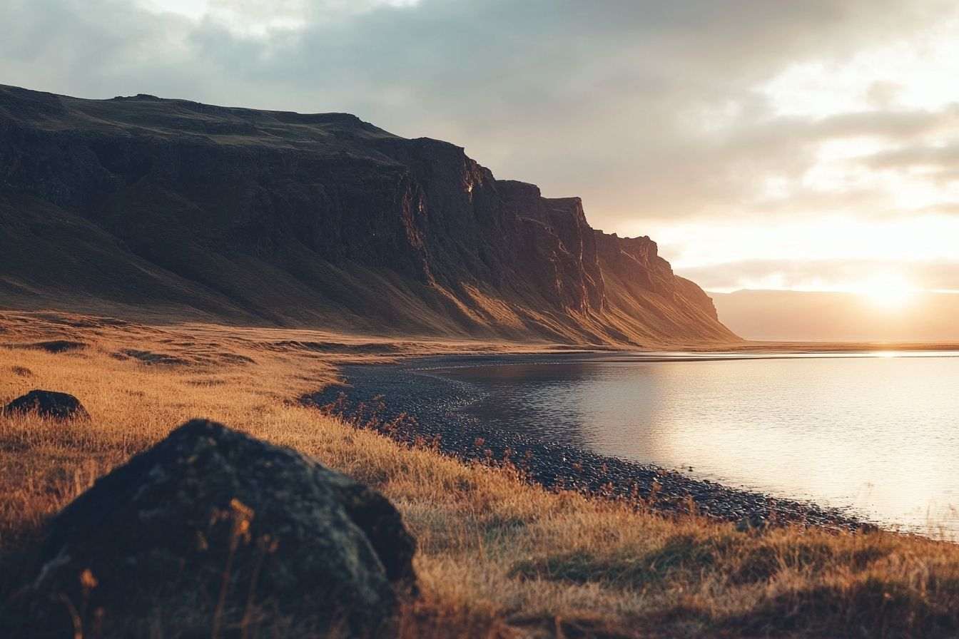 Vue majestueuse du soleil de minuit illuminant le paysage accidenté d islande et ses eaux tranquilles