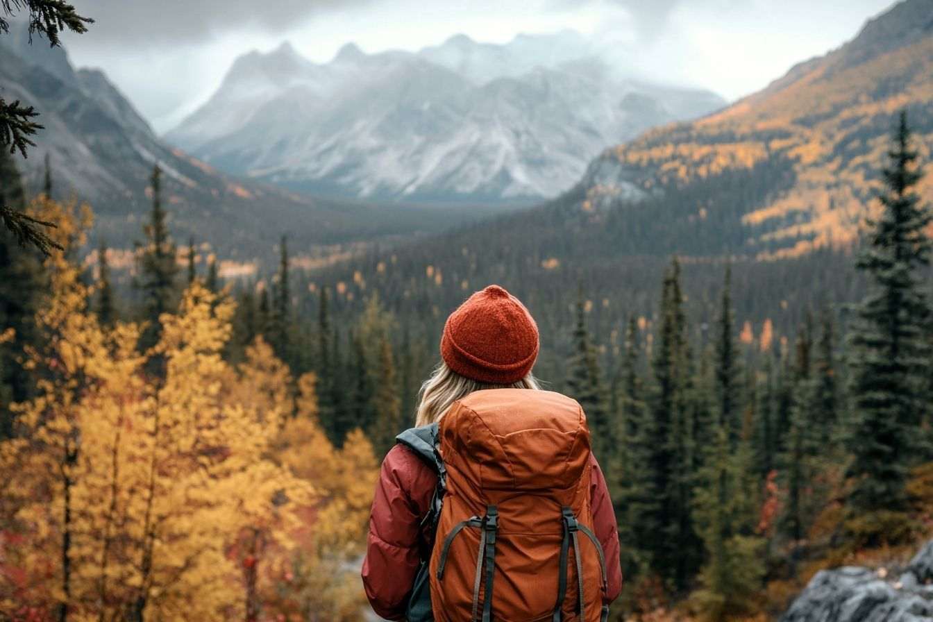 Randonneur admirant la splendeur sauvage canadienne en automne