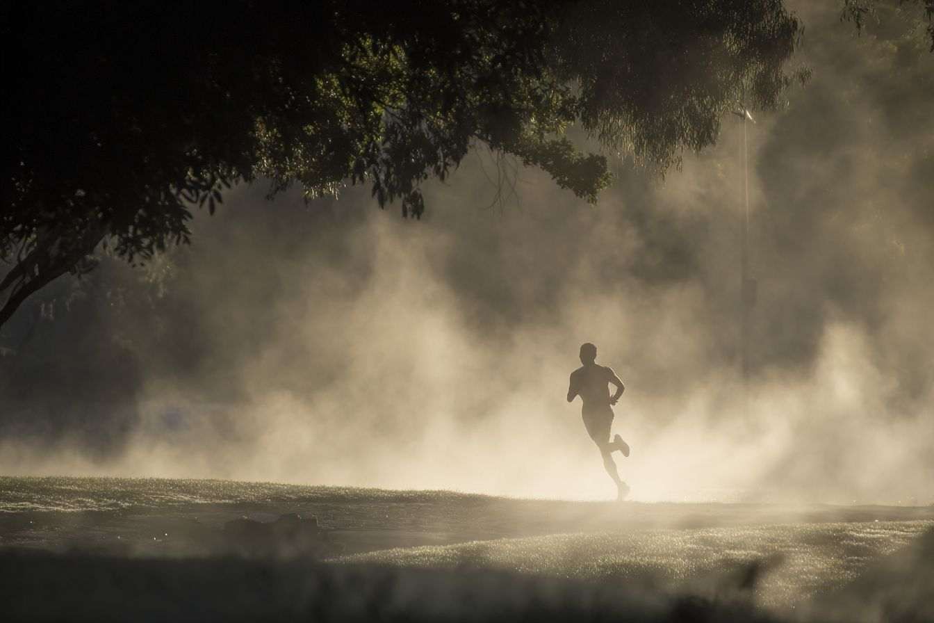 Matinée brumeuse avec coureur