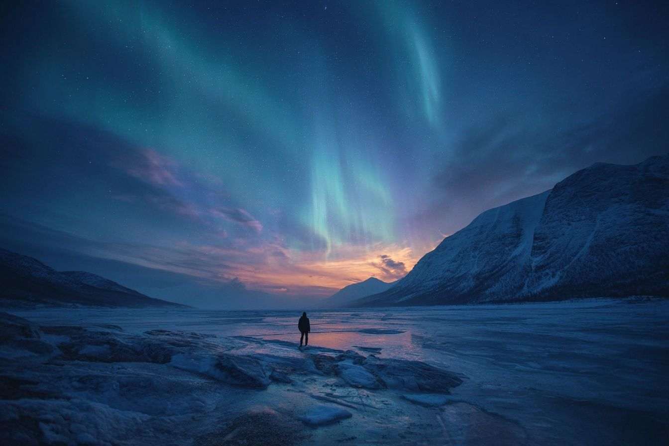 Paysage glacé avec aurores boréales