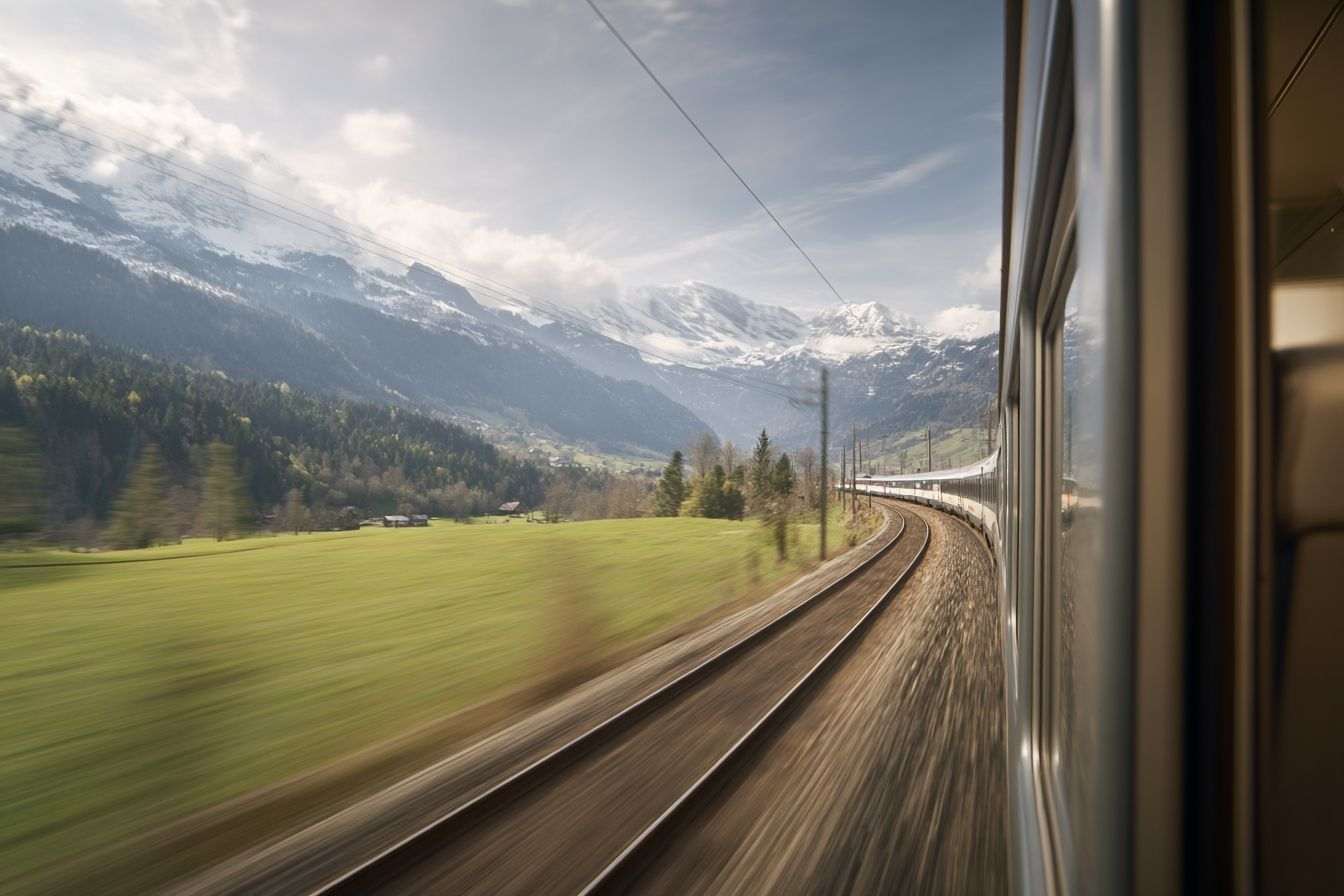 Vue pittoresque du train à travers les alpes suisses