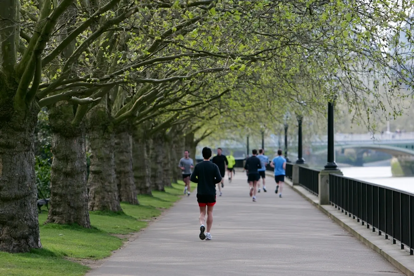 Vue large de coureurs dans un parc