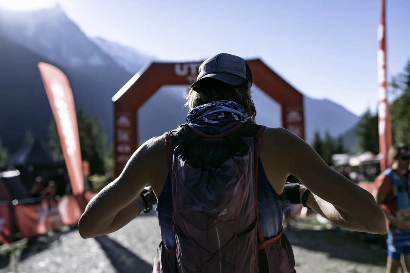 Coureur UTMB devant le Mont-Blanc
